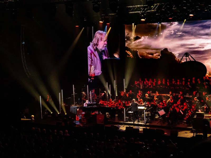 Rick Wakeman (YES) spielt mit dem 21st Century Symphony Orchestra © THE HALL