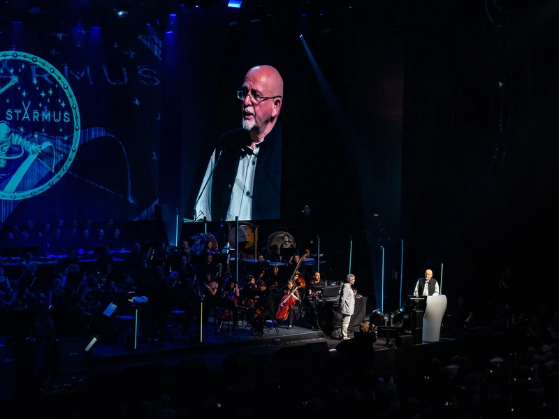 Peter Gabriel (Genesis) überreicht die Stephen Hawking Medal an Brian Eno © THE HALL