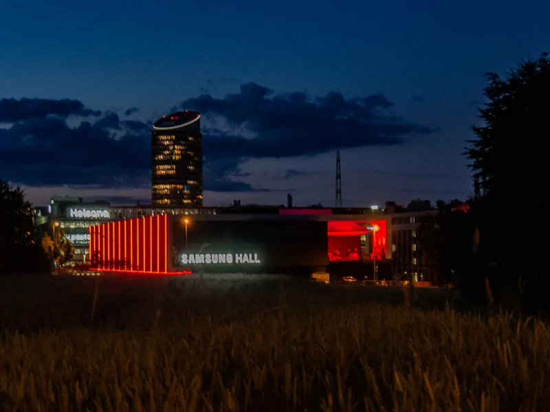 THE HALL, damals noch namens Samsung Hall, rot beleuchtet an der «Night of Light» © THE HALL